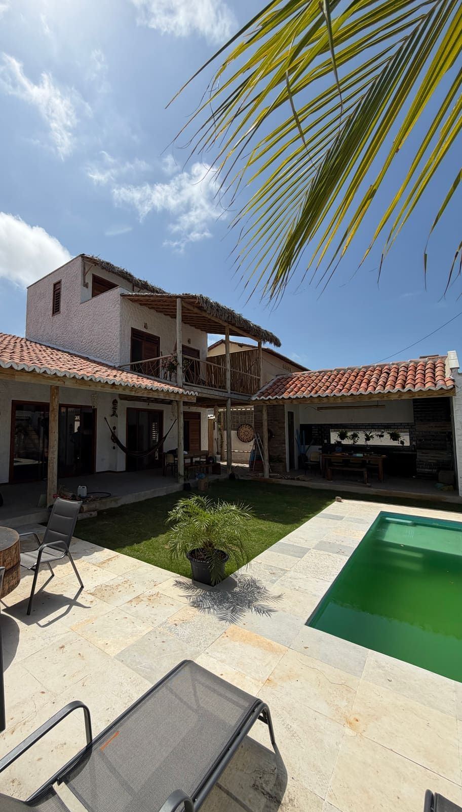 Fachada da casa em Majorlândia com piscina e área de lazer